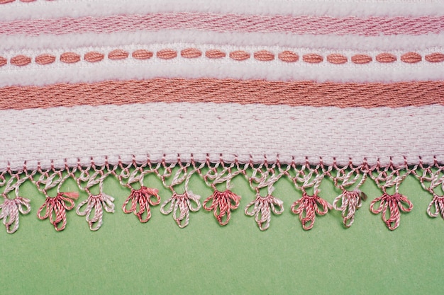 haftowany obrazek na lnianej tkaninie